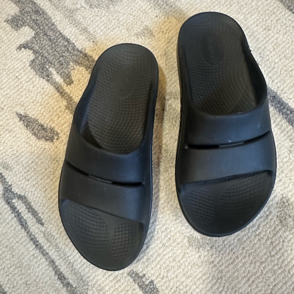 OOFOS Black Women's Sandals